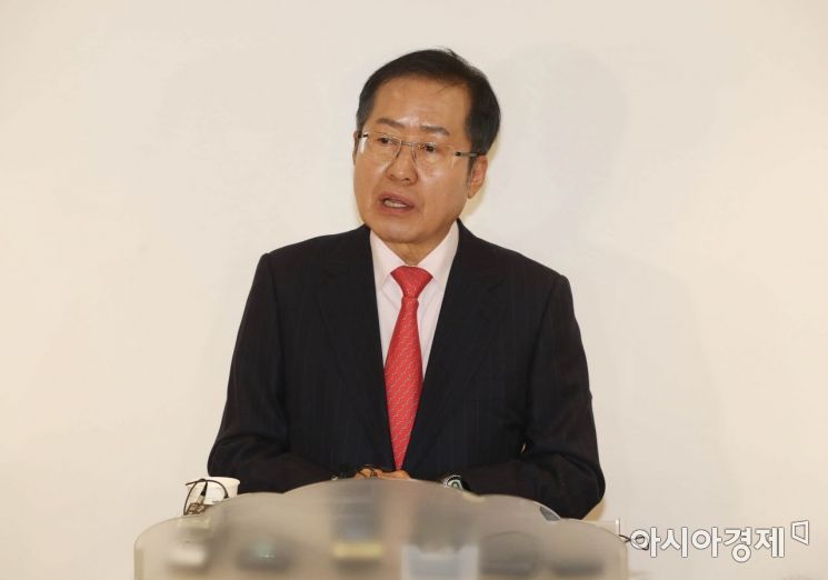 홍준표 “이명박·박근혜 석방운동, ‘장외투쟁’ 전국적으로 시작해야”