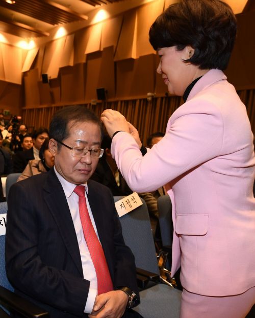 [포토] '홍준표 전 대표, 머리 손질'