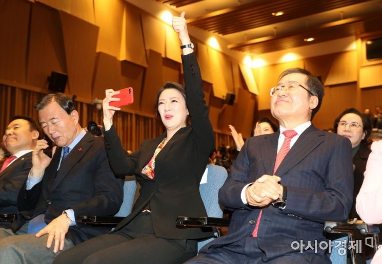 30일 서울 여의도 The K 타워에서 열린 홍준표 자유한국당 전 대표(오른쪽)의 '당랑의 꿈' 출판기념회에 참석한 배현진 대변인(가운데)이 축하공연을 보는 도중 환호성을 지르고 있다. 홍 전 대표는 이자리에서 당권 출사표를 던졌다./윤동주 기자 doso7@