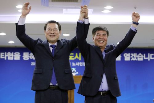 지난달 30일 이용섭 광주시장(왼쪽)과 윤종해 한국노총 광주전남본부의장이 노사민정협의회 결과를 발표한 이후 웃고있다./사진=연합뉴스