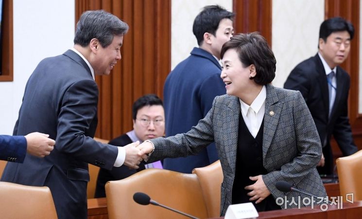 [포토] 인사하는 김현미-도종환 장관