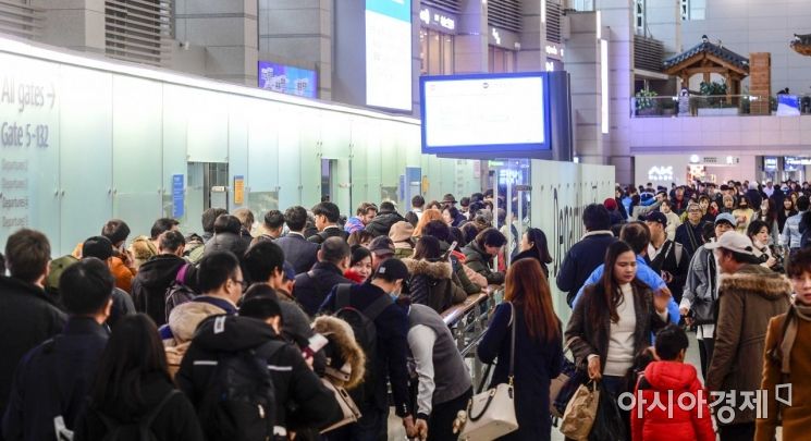 본격 설 연휴를 이틀 앞둔 31일 인천국제공항 제1여객터미널에서 해외여행을 즐기기 위한 여행객들로 붐비고 있다./영종도=강진형 기자aymsdream@