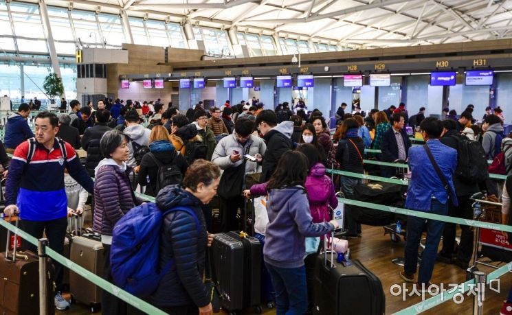 [포토] 설 연휴 앞두고 인천공항 찾은 여행객