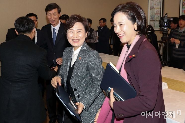 [포토] 미소 짓는 유은혜-김현미 장관