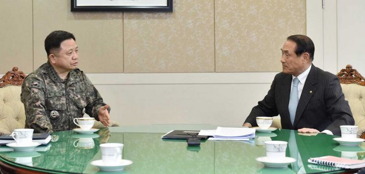 31일 박한기 합참의장(왼쪽)이 향군회관을 방문해 김진호 재향군인회 회장과 국방현안에 대한 대화를 나누고 있다. (사진=합동참모본부)