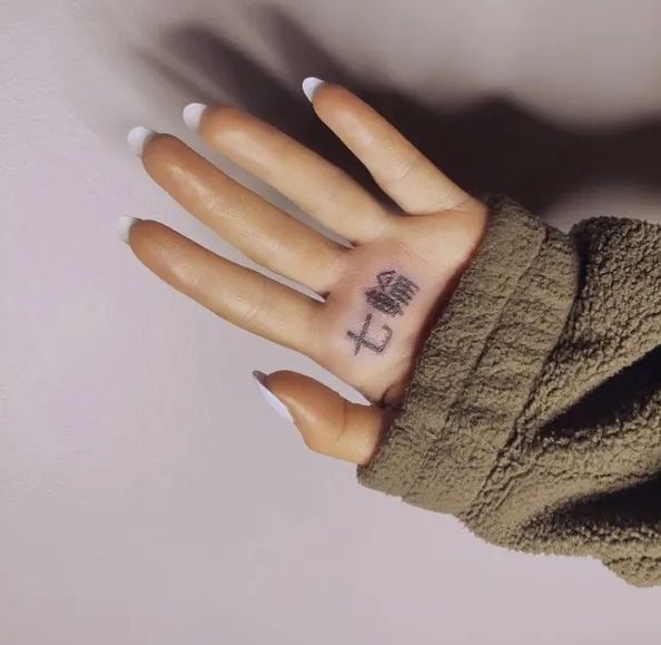 아리아나 그란데 '한자타투'에 일본인들 놀란 까닭?