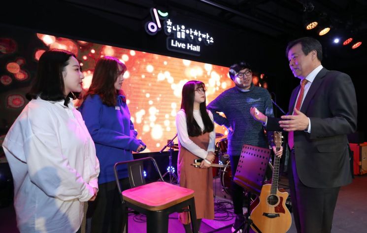 도종환 "콘텐츠 창작환경 적극 지원하겠다"