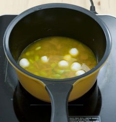 5. 다시 냄비에 으깬 단호박을 넣어 끓이다가 여러 가지 삶은 콩과 경단을 넣어 익힌다.