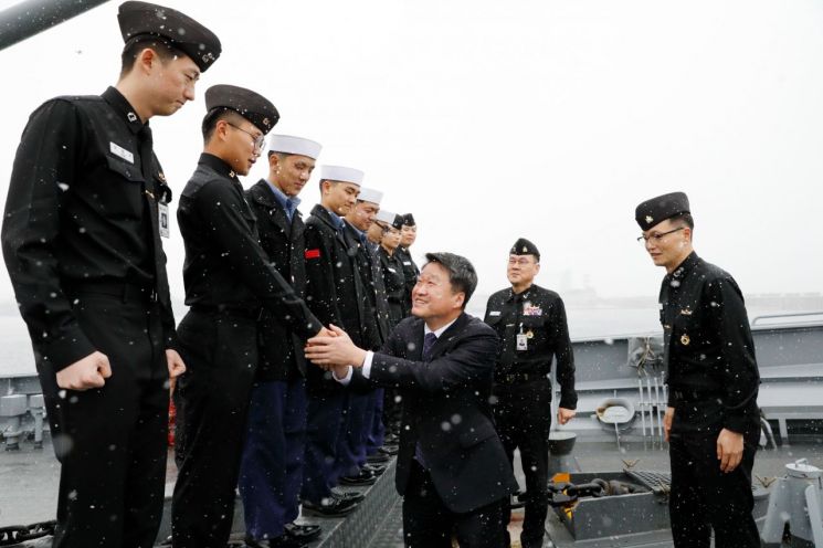 김학도 중소벤처기업부 차관이 31일 오후 강원 동해 소재 해군 제1함대사령부를 방문해 장병들과 악수를 하고 있다.