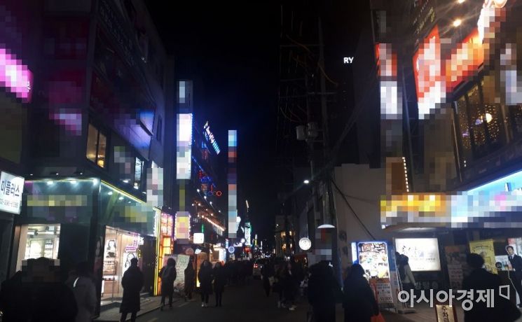 클럽과 술집이 밀집된 서울 마포구 홍대입구역 인근 거리.사진=한승곤 기자 hsg@asiae.co.kr