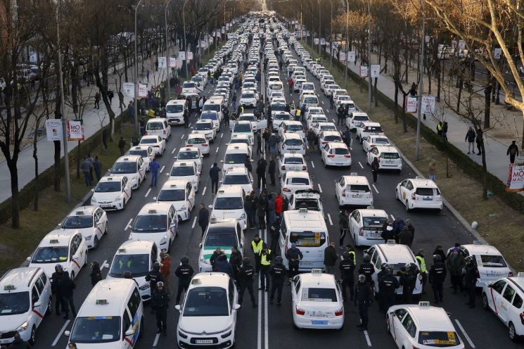 지난달 28일(현지시간) 스페인 마드리드에서 택시 운전사들이 차량공유서비스가 생계를 위협하고 있다며 시위를 벌이고 있다. [이미지출처=AP연합뉴스]