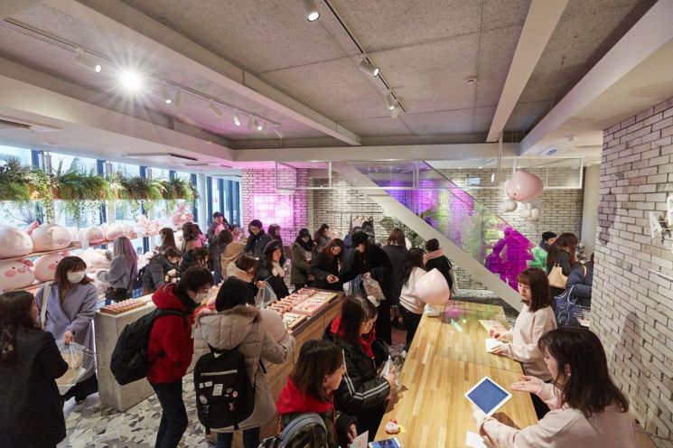 '어피치' 전시한 카카오프렌즈 일본 도쿄점, 1개월간 35만명 방문