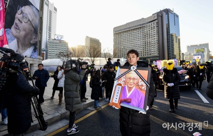 [포토] 일본대사관으로 이동하는 김복동 할머니 운구