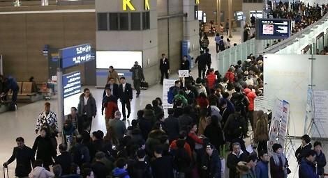 설 연휴를 앞두고 인천국제공항 출국장에 해외 여행을 떠나는 시민들이 출국을 위해 길게 줄지어 서 있다. 사진=연합뉴스