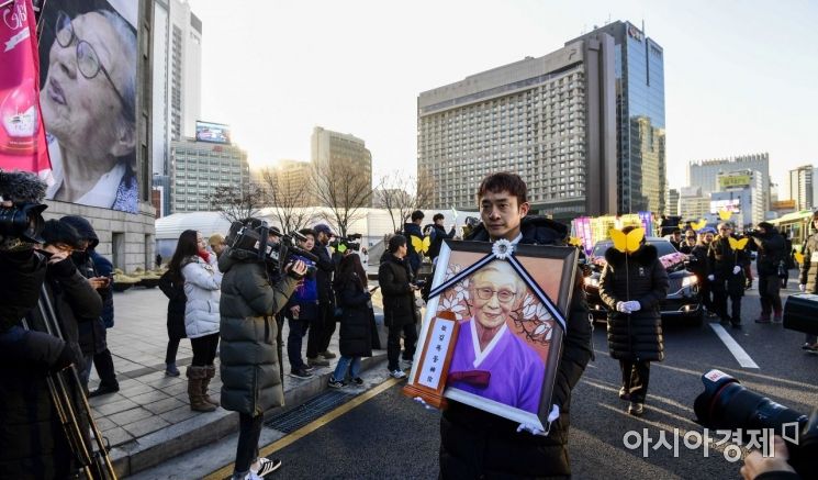 [포토]일본대사관으로 이동하는 김복동 할머니 영정