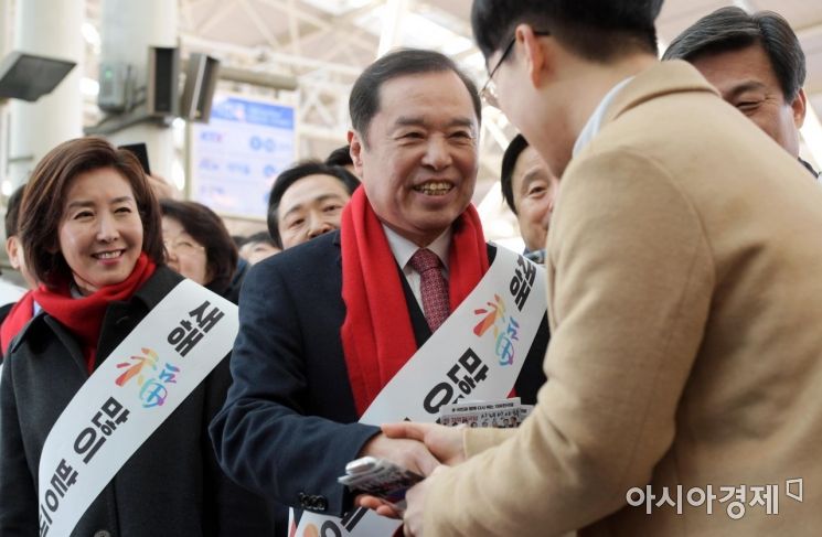 [포토]서울역 찾은 자유한국당