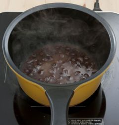 1. 냄비에 팥과 넉넉한 양의 물을 붓고 끓여 끓어오르면 물을 따라 버린다.