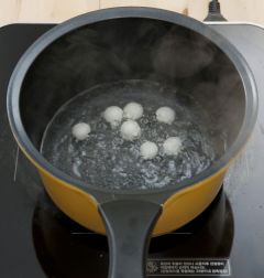 4. 끓는 물에 찹쌀 경단을 넣어 동동 떠오르면 건진다.