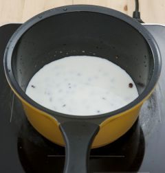 5. 냄비에 우유 2컵을 붓고 끓인 후 삶은 팥을 넣는다.