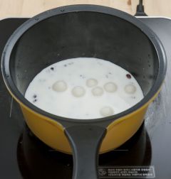 6 ⑤에 찹쌀 경단을 넣고 먹기 직전에 꿀을 넣는다.