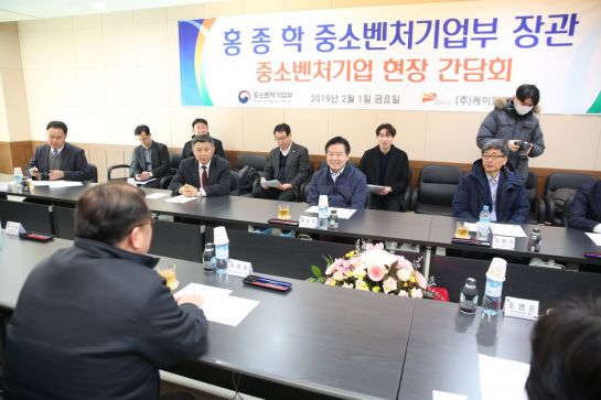 홍종학 중기부 장관(가운데)이 1일 경북 구미 소재 케이알이엠에스에서 산업단지 내 기업 대표들과 이야기를 나누고 있다.
