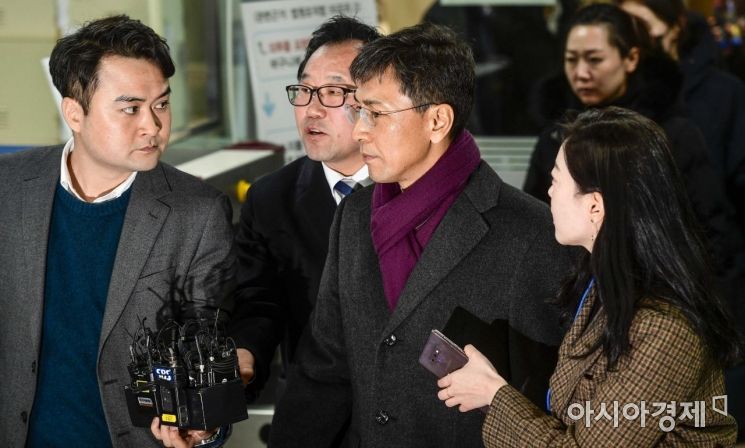 '비서 성폭행' 안희정, 징역 3년6개월 법정구속(상보)