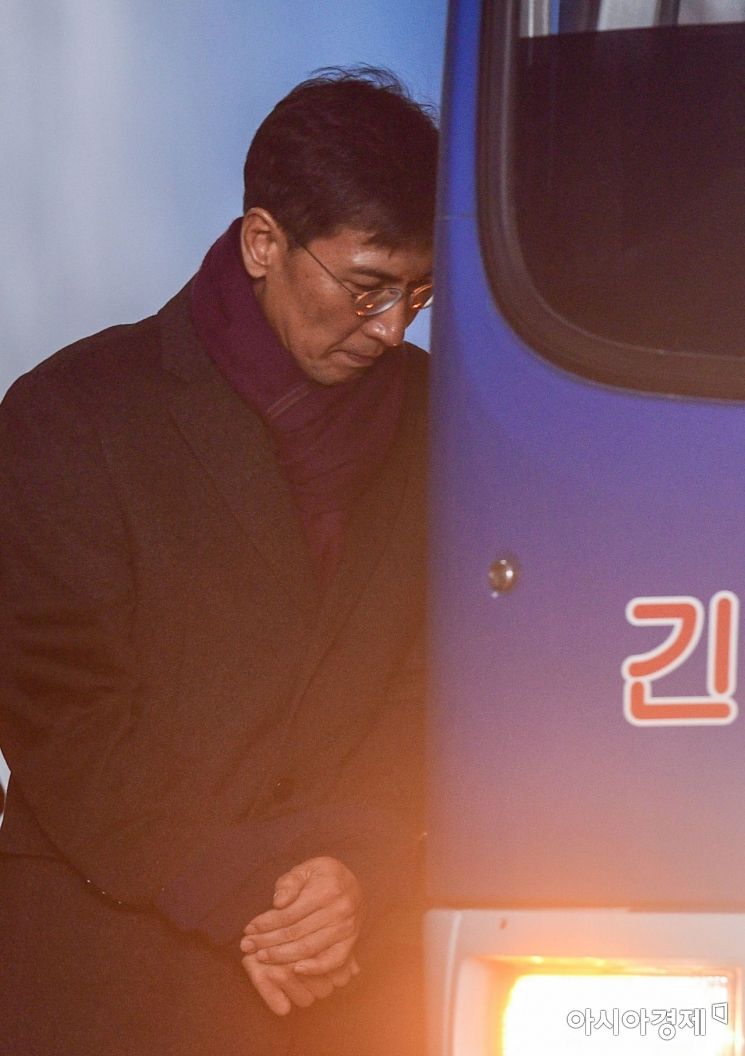 [포토]호송차 탑승하는 안희정 전 충남지사