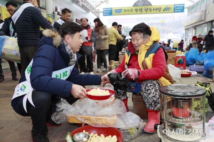 [포토] 김철우 보성군수, 전통시장서 농특산물 구매
