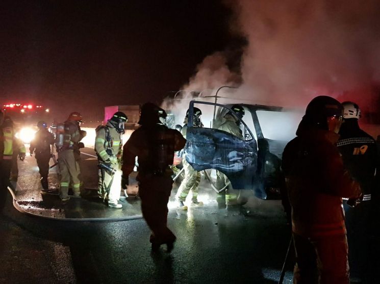 중부고속도로 중앙분리대 충돌 1t 트럭서 화재…운전자 사망