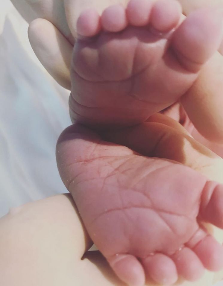 배우 지성이 자신의 인스타그램을 통해 아기의 발을 공개했다. / 사진=지성 인스타그램 캡처