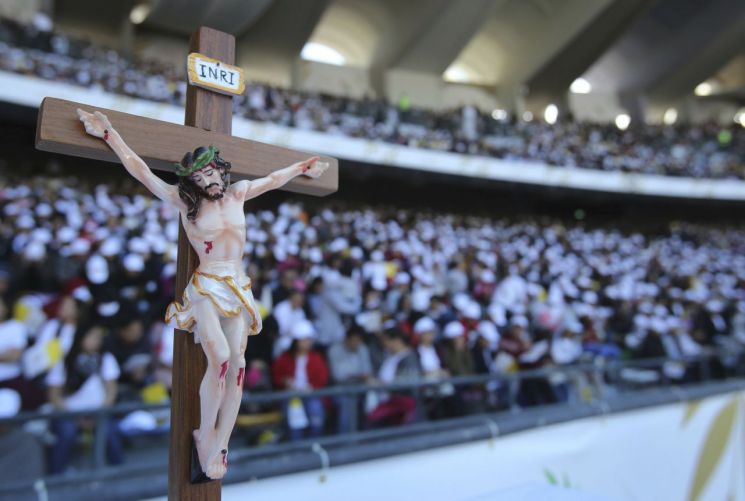 교황, 아부다비 경기장서 대규모 미사 집전…"17만명 참석"