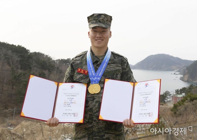 대한스키협회 전국종별스키선수권대회에서 스노보드 2관왕을 달성한 홍승영 일병이 우승 메달을 목에 걸고 기념사진을 촬영하고 있다. (사진=해병대사령부)