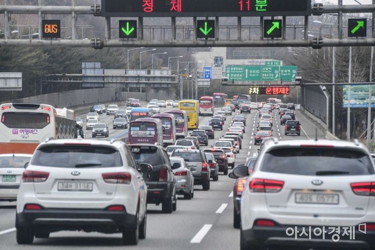 설 연휴 마지막날인 6일 서울 경부고속도로 상행선 양재IC와 서초IC 구간에 귀경차량으로 붐비고 있다./강진형 기자aymsdream@