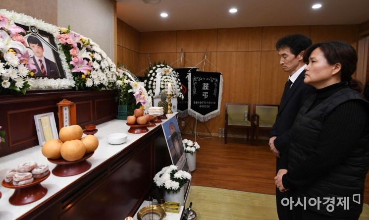 [포토] 아들의 영정 바라보는 부모