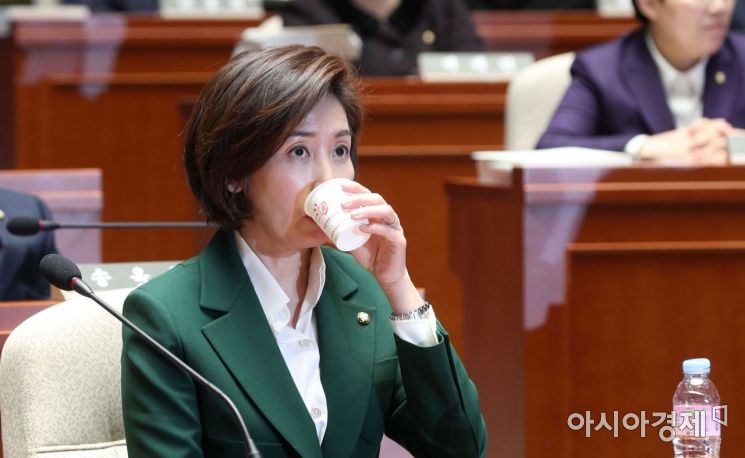 [포토] 물 마시는 나경원 원내대표