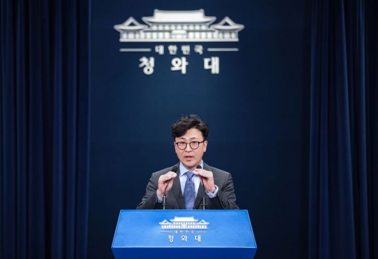 文대통령, 2月 '경제·평화' 투트랙 행보…자영업·소상공인 만난다