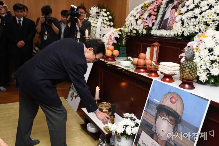 [포토] 헌화하는 이해찬 대표