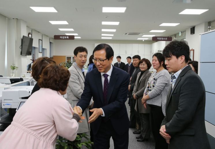 송귀근 군수가 설 직후 군청사무실을 방문해 직원들을 격려하고 있다. 사진=고흥군