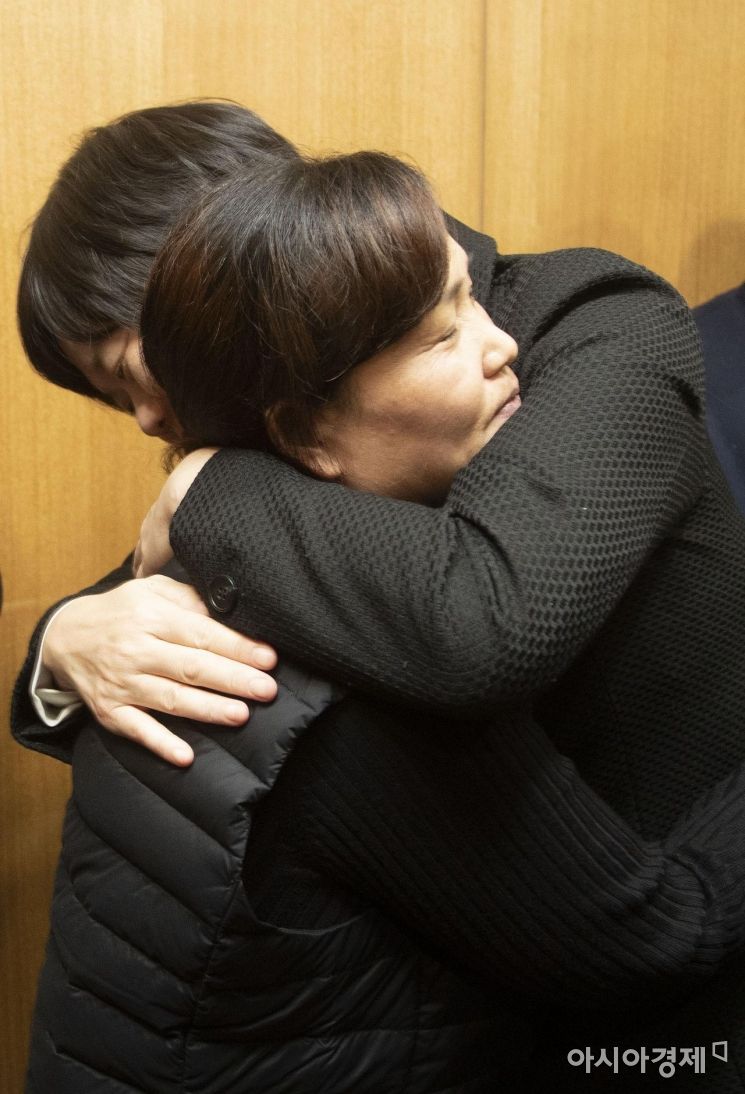 [포토] 김용균 어머니와 포옹하는 이정미 대표