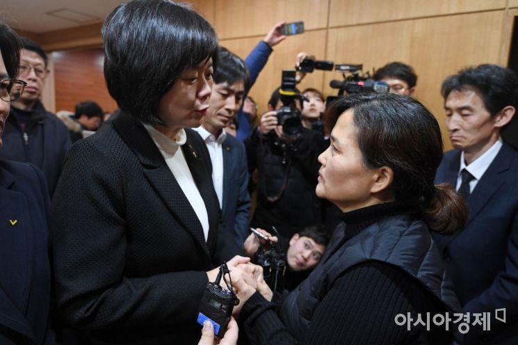 [포토] 김용균 어머니 위로하는 이정미 대표