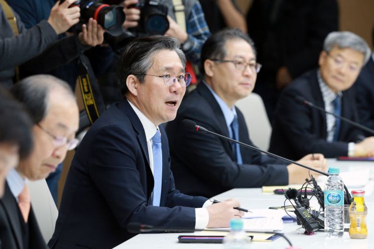 성윤모 산업통상자원부 장관이 7일 서울 대한상공회의소 컨퍼런스룸에서 장지상 산업연구원장, 이재영 대외경제정책연구원장, 조용성 에너지경제연구원장, 차문중 삼성경제연구소 소장, 이동근 현대경제연구원장, 김영민 LG경제연구원장, 장윤종 포스코경영연구원장, 염용섭 SK경영경제연구소 소장 등 국책 경제연구기관과 민관경제연구소 연구원장이 참석한 가운데 열린 '주요 경제 연구기관장 간담회'를 주재하고, 대외경제 리스크 분석과 제조업 대응 방향 및 산업정책 역할 등의 안건을 논의하고 있다.