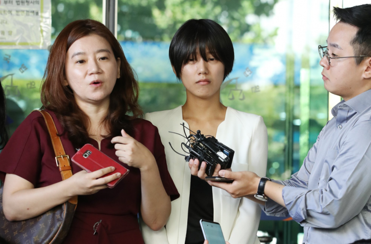 지난해 9월 서울 서부지방법원에서 열린 '유튜버 촬영물 유포 및 강제추행 사건' 제1회 공판을 방청한 피해자 양예원씨와 이은의 변호사가 기자들과 인터뷰하고 있다/사진=연합뉴스
