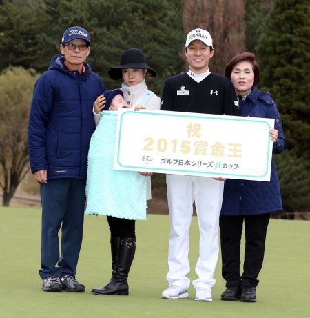 한일 통산 19승을 수확한 김경태는 아버지 김기창 프로의 영향으로 골프를 시작했다.