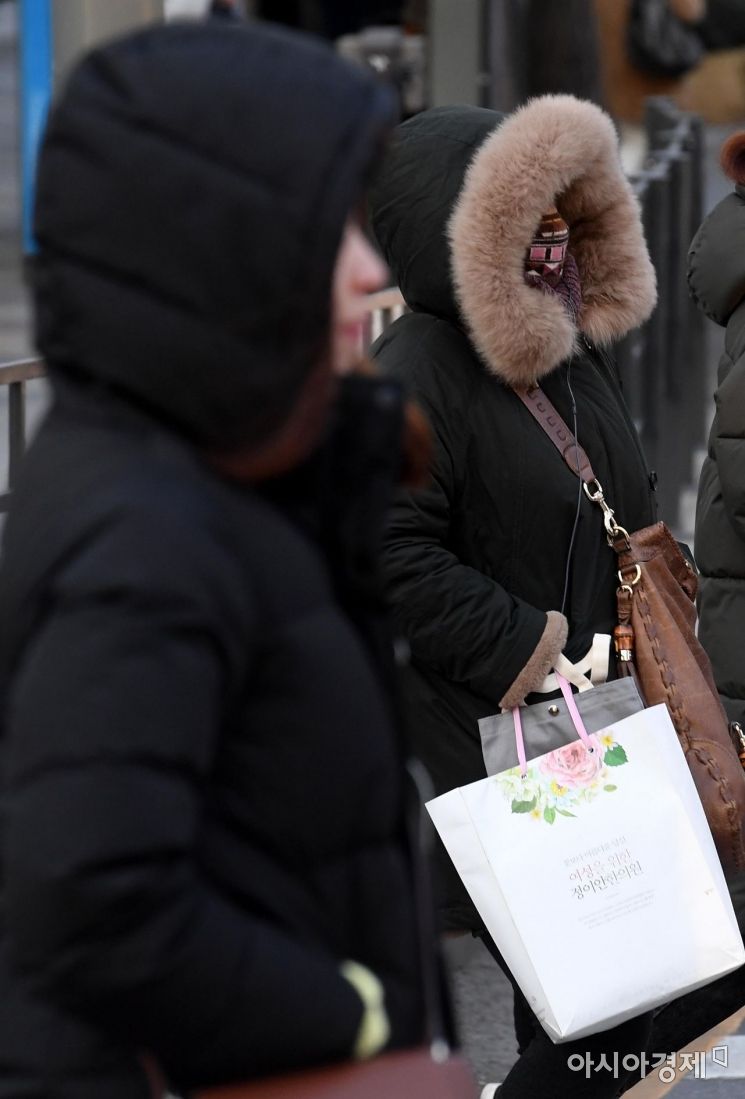 [포토] 매서운 한파에 꽁꽁 싸맨 시민들