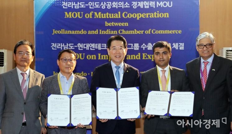 티타거그룹 회장(오른쪽 두 번째), 오병래 현대엔테크 대표(왼쪽 두 번째)와 1천만불 수출입협약을 체결하고 있다.