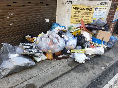 7일 오전 서울 동대문구 주택가 골목길에 선물세트 포장재 등 제대로 분리수거 되지 않은 쓰레기들이 쌓여 있다.