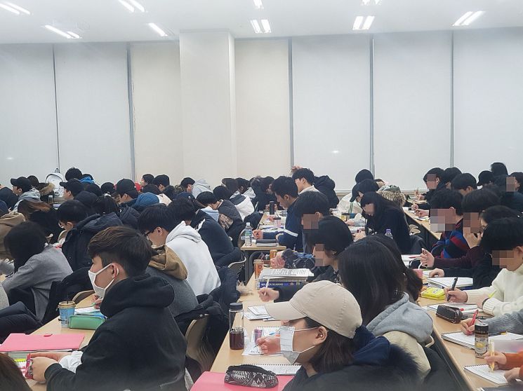 강남역 일대의 한 영어 학원에서 학생들이 수업을 듣고 있는 모습