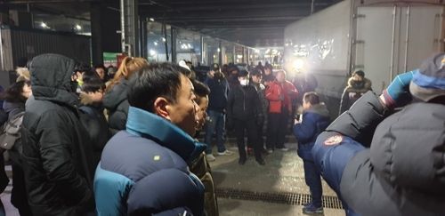노량진 수산시장에서 대치 중인 상인과 수협 직원