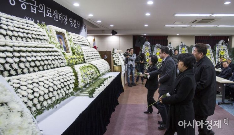 [포토] 故 윤한덕 센터장에게 헌화하는 직장동료들