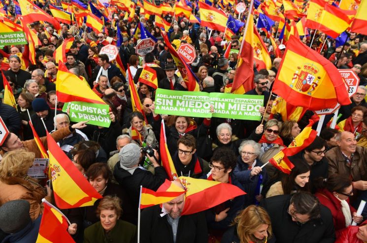 스페인서 대규모 집회…"현 정부, 카탈루냐 정책 너무 유화적"